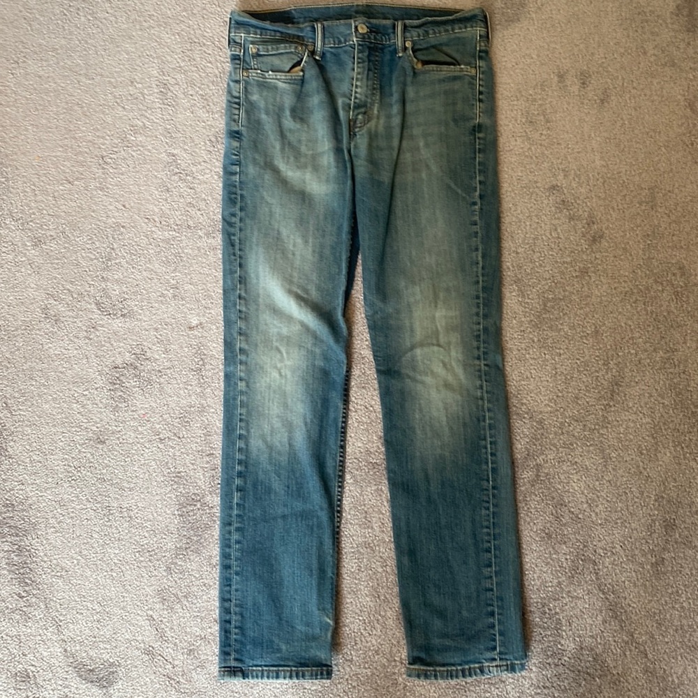 Men’s Levi Straight Legged Blue Jeans - good condition - W33 - L32 - no flaws